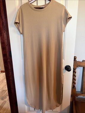 Classic Ribbed Short-Sleeve Midi Dress in Camel  very Good Condition